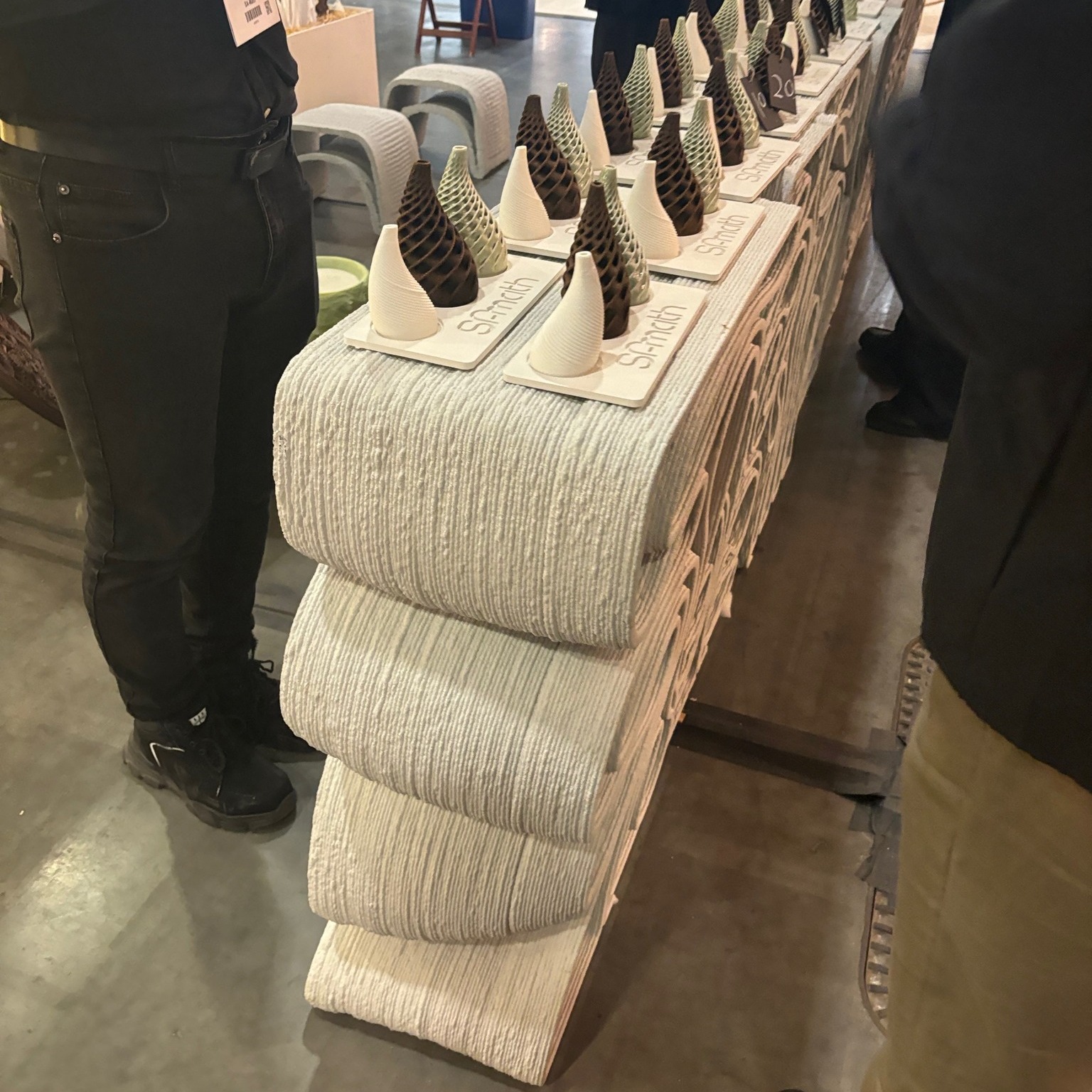 Trends we noticed at @idsvancouver CONCRETE! One of my personal favourites, this versatile medium can be used both in construction and in decoration, making it an incredible choice where the only limitation is your imagination.