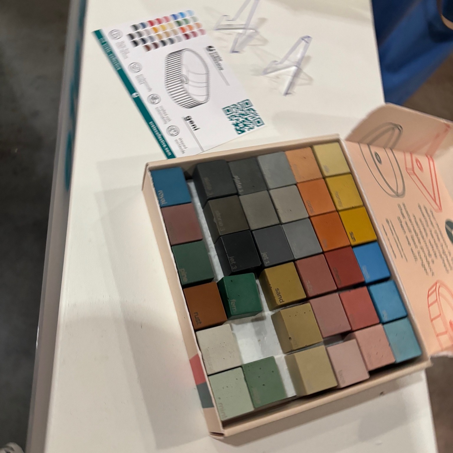 Trends we noticed at @idsvancouver CONCRETE! One of my personal favourites, this versatile medium can be used both in construction and in decoration, making it an incredible choice where the only limitation is your imagination.