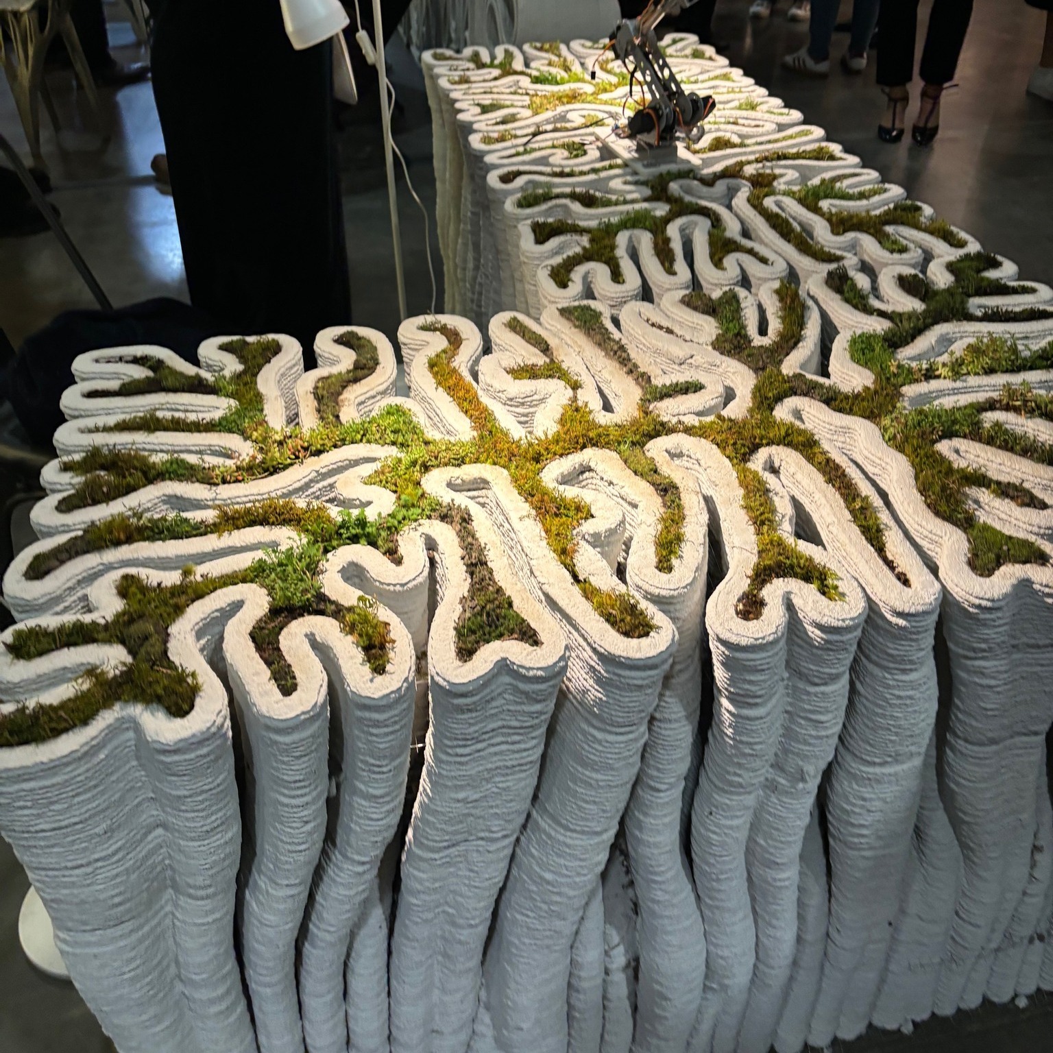 Trends we noticed at @idsvancouver CONCRETE! One of my personal favourites, this versatile medium can be used both in construction and in decoration, making it an incredible choice where the only limitation is your imagination.