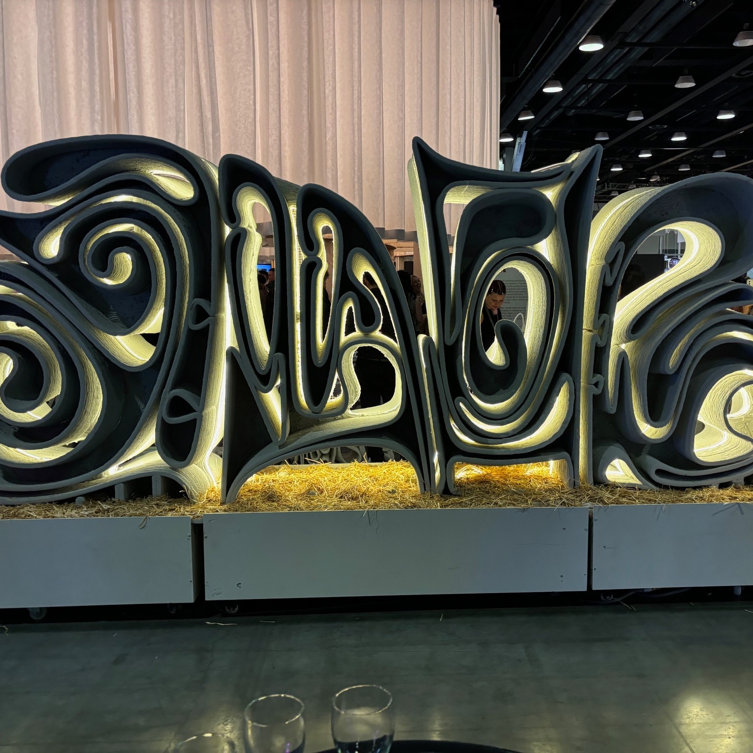 Trends we noticed at @idsvancouver CONCRETE! One of my personal favourites, this versatile medium can be used both in construction and in decoration, making it an incredible choice where the only limitation is your imagination.