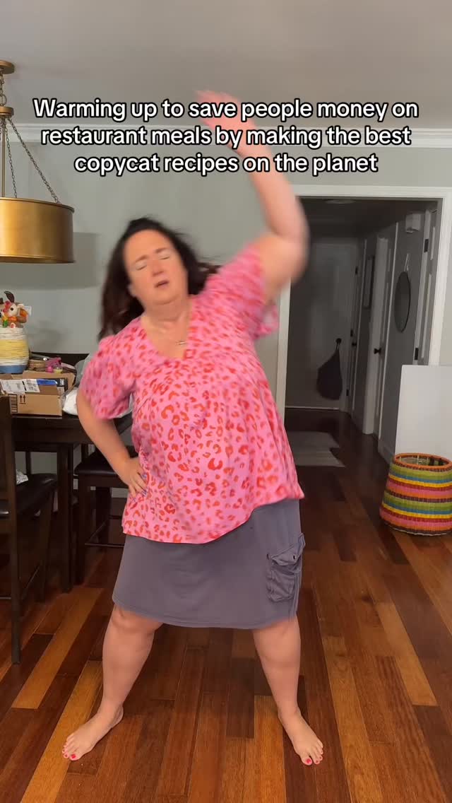 I know I make being the copycat recipe queen look easy, but in reality I have to put in a ton of work to carry that crown 😜 
#thefoodhussy #copycat #copycatrecipe #cincinnatiohio #cincinnatiinfluencers #513eats #cincyfoodie #cincylocal #cincinnatieats #cincyfood #cincinnatifood  #copycatwednesday