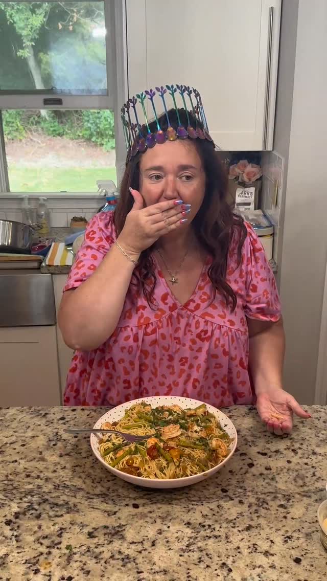 In under 30 minutes you can stuff your face with my FAVORITE copycat Olive Garden Shrimp Scampi recipe 🤤 
I have a special place in my heart for Olive Garden. So it was only a matter of time before your Queen of Copycat Recipes made her most popular recipe! 👸 
Comment SEND RECIPE and I’ll DM You!
#TheFoodHussy
#CopyCatRecipe
#FoodInspo
#FoodTok
#ShrimpScampi
#ShrimpLover
#QuickDinnerIdeas
#EasyRecipe
#CookWithMe
https://www.thefoodhussy.com/food-hussy-recipe-copycat-olive-garden/