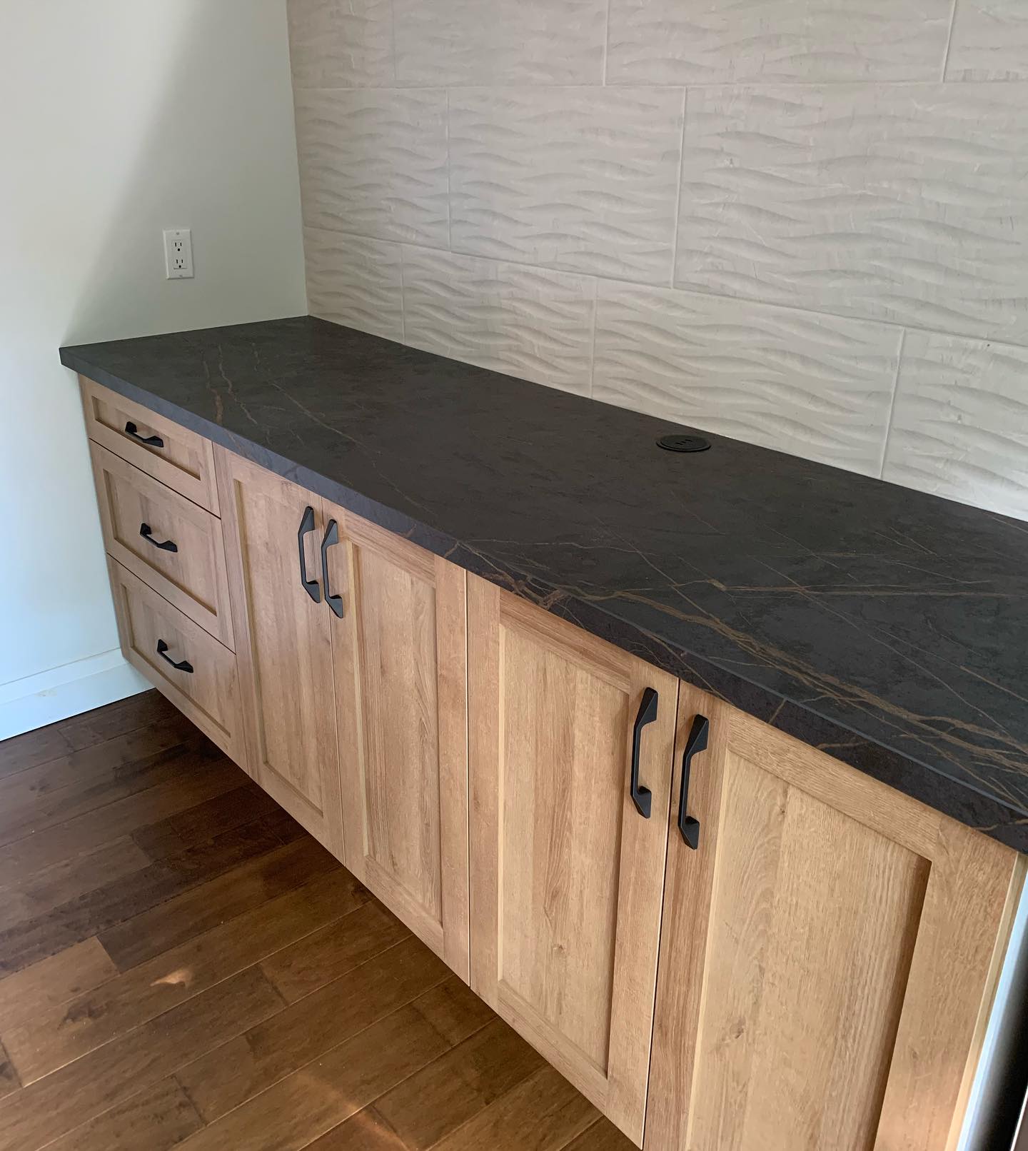 Coffee Bar + Storage + Servery
Door Style: Shaker
Cabinet Colour: Riviera Oak Cannes
Counters: Dekton - Laurent
@latitudecountertops @dektonbycosentino