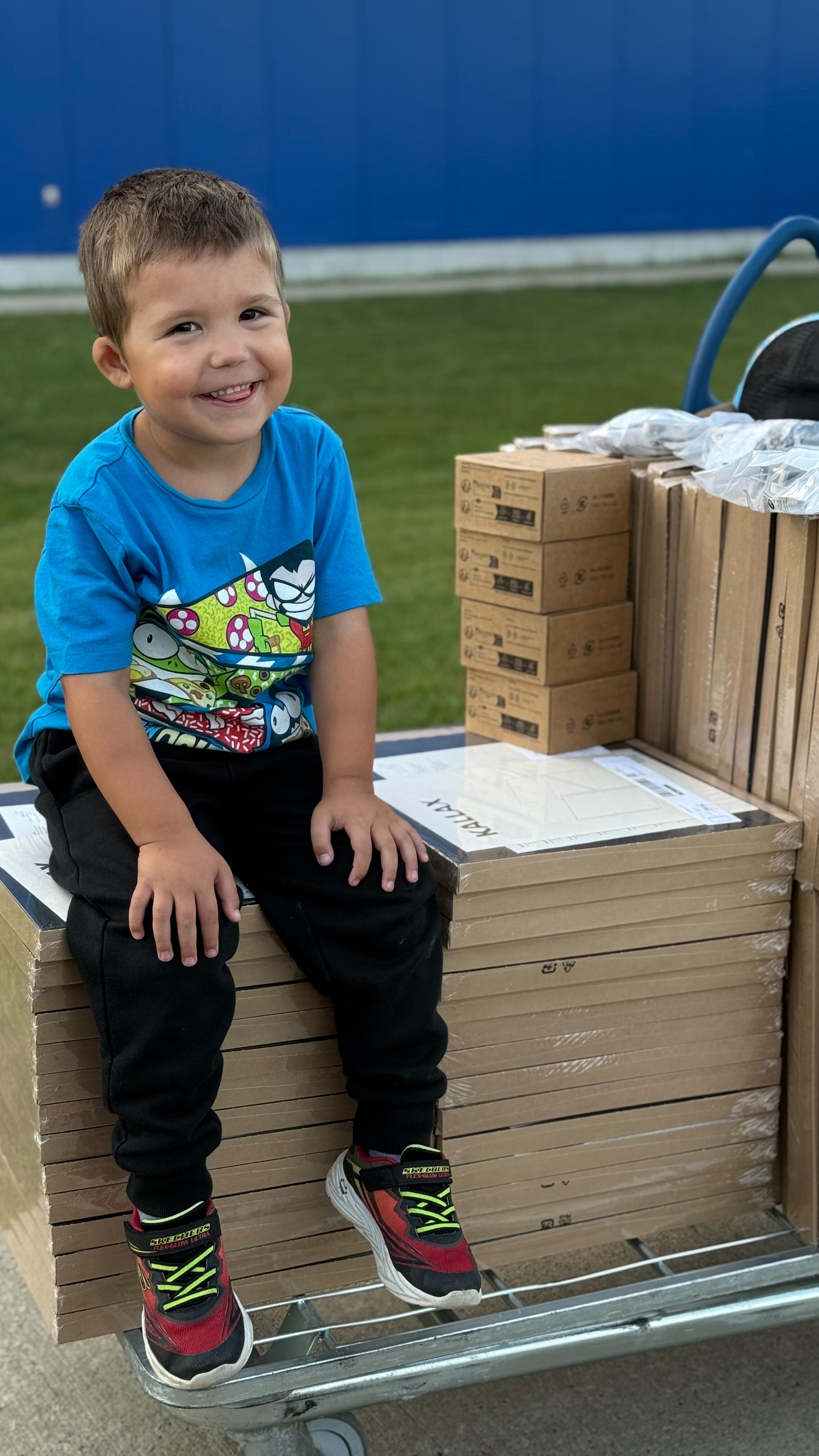 Mon petit "𝘩𝘦𝘭𝘱𝘦𝘳" préféré qui était si heureux de venir me donner un coup de main au Ikea. 
J’avais besoin de place dans ma caverne pour toutes les nouvelles choses qui s’en viennent ! Oui! Oui! Encore du NOUVEAU!! 
Et Léo est toujours là pour venir m’aider à choisir, apporter les boites & bien entendu pour assembler le tout. Un beau petit projet, pour vous offrir encore plus ! 
——
D’ici le temps que je dévoile le tout, voici le "ONE SHOP SPOT" pour tous vos essentiels pour faire des cils incroyables !! 
⇰ www.lacavernedepeach.com