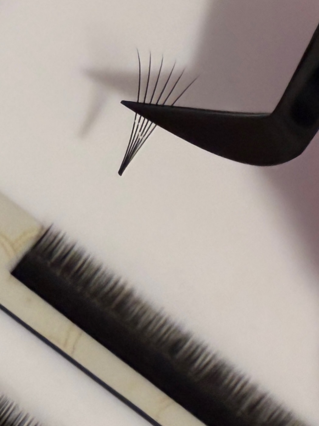 Mes 0.07… mon crush depuis toujours ! 
Dense, doux & noir comme la nuit 🌙
Moi, c’est eux que je choisirai encore et encore… mais toi? 
C’est quoi ton style préféré? Volume, classique, YY, W ?
Dis-moi en commentaire 💕
#lashartist #extensionsdecils #lacavernedepeach