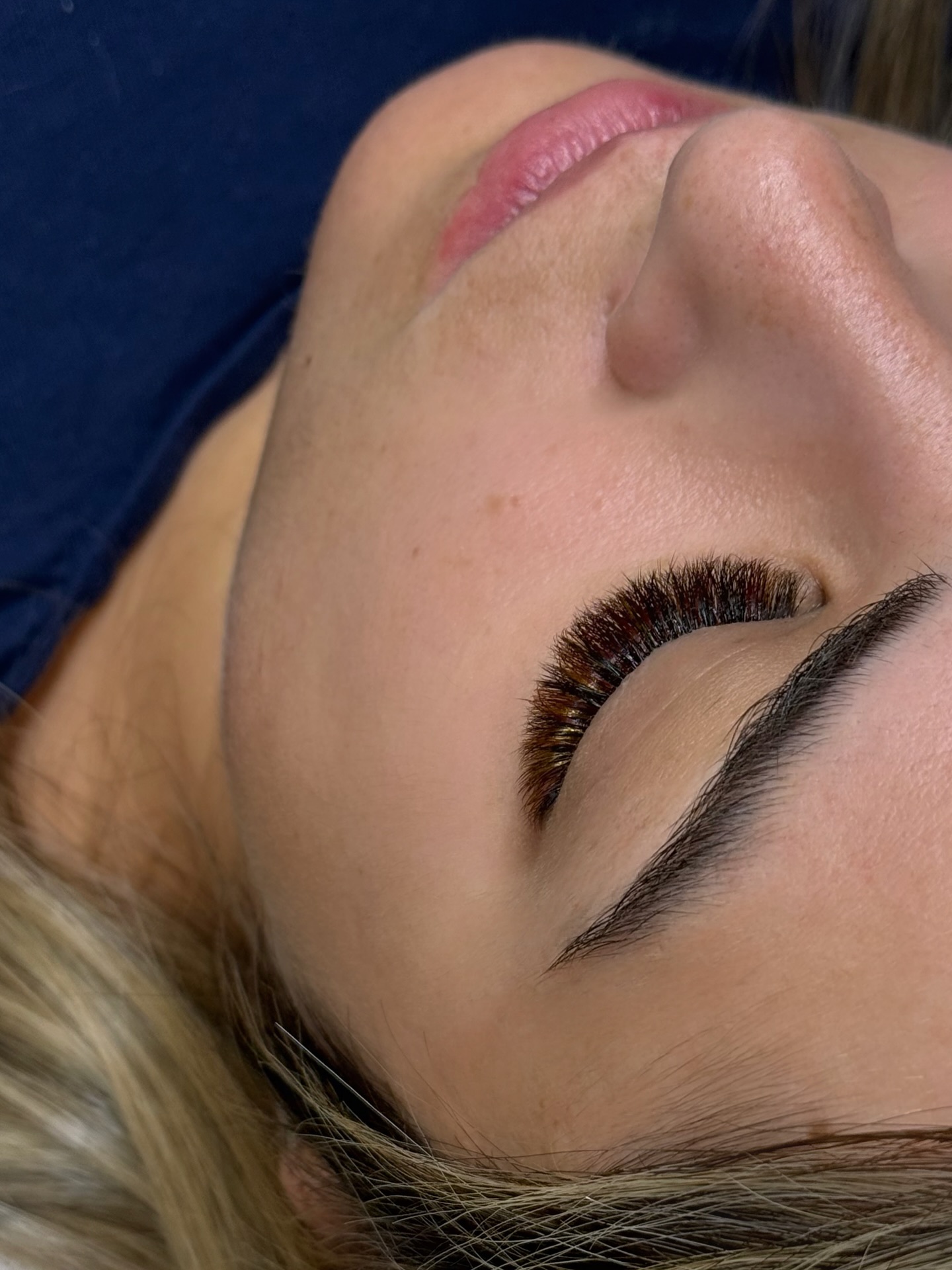 L’automne arrive tout doucement… 🍁
Et avec lui, l’envie de looks plus chaleureux, profonds, enveloppants.
C’est la saison des bruns chocolats ultra tendance, rehaussés de
— touches d’orange brûlé
— et de rouge vin
Juste ce qu’il faut pour faire briller le regard 🤎🔥
Parce qu’un regard peut aussi changer de saison…
Et laisser place à une vibe plus cozy, riche & audacieuse
Et toi, tu vibres plus :
A — Couleurs chaudes (brun, caramel, orangé brûlé 🍂)
B — Couleurs froides (noir intense, prunes profondes, bleu froid ❄️)
𝗗𝗶𝘀-𝗺𝗼𝗶 𝗔 𝗼𝘂 𝗕 𝗲𝗻 𝗰𝗼𝗺𝗺𝗲𝗻𝘁𝗮𝗶𝗿𝗲, je suis curieuse de ton mood du moment 💬
#peachvibes #autumnlashes #fallmood #lacavernedepeach #cilscouleurs #peachuniverse #volumerussequebec #cilsquebec #colorlash