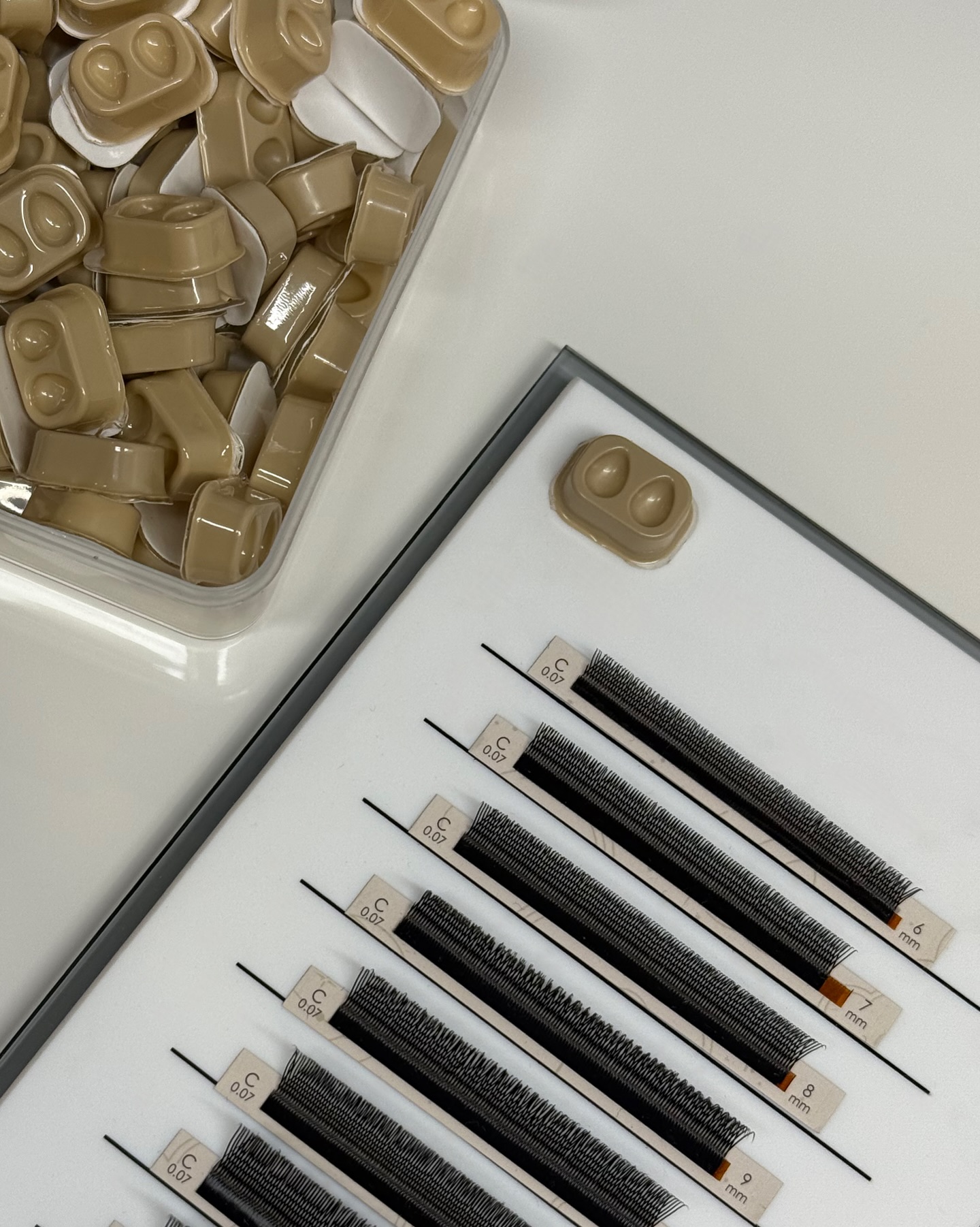 Les MINIS supports à colle sont enfin arrivés à la caverne ✨
Toujours autocollants, toujours pratiques — mais en version mini 2 trous ! Ils sont 𝗣𝗔𝗥𝗙𝗔𝗜𝗧𝗦 pour les "𝘘𝘶𝘪𝘤𝘬𝘺 𝘨𝘪𝘳𝘭𝘴" qui veulent un setup rapide et zéro perte pendant leurs remplissages ⚡
Même côté pratique que mes supports à colle 6 trous, mais sans le casse-tête à les couper en deux pour économiser.
Si tu utilises seulement 𝟮 𝗽𝗲𝘁𝗶𝘁𝗲𝘀 𝗴𝗼𝘂𝘁𝘁𝗲𝘀 𝗱𝗲 𝗰𝗼𝗹𝗹𝗲 par rendez-vous, cette version-là va devenir ton nouveau "𝘮𝘶𝘴𝘵". Je te le promet!! 
Et le meilleur ? Leur tape autocollant transparent ne laisse aucun résidu sur les tuiles. Pas de mousse, pas de colle collante — juste une tuile propre, prête à accueillir un autre petit support pour ta  prochaine cliente 🫶🏻
— 100 unités par boîte
— Super abordables
— Et trop cute pour ne pas en avoir dans ton chariot 
Disponibles dès maintenant sur :  www.lacavernedepeach.com
#lacavernedepeach #peachsociety #lashtools #gluesupport #lashartistlife #lashessentials #lashgamestrong