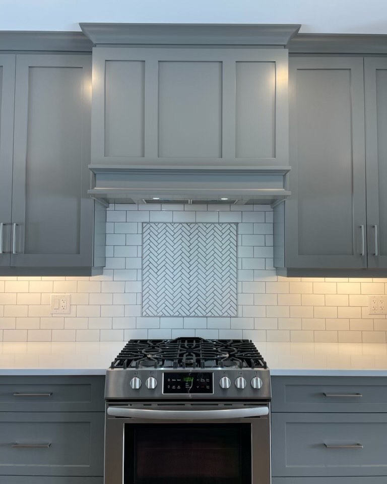 Style With Symmetry
Cabinet Profile: Shaker
Cabinet Colour: Dolphin Grey
Countertop: Hanstone Royale Blanc
#kitchen #kitcheninspo #kitchendesign #customkitchen #symmetry @weisflockcontracting @hanstoneca