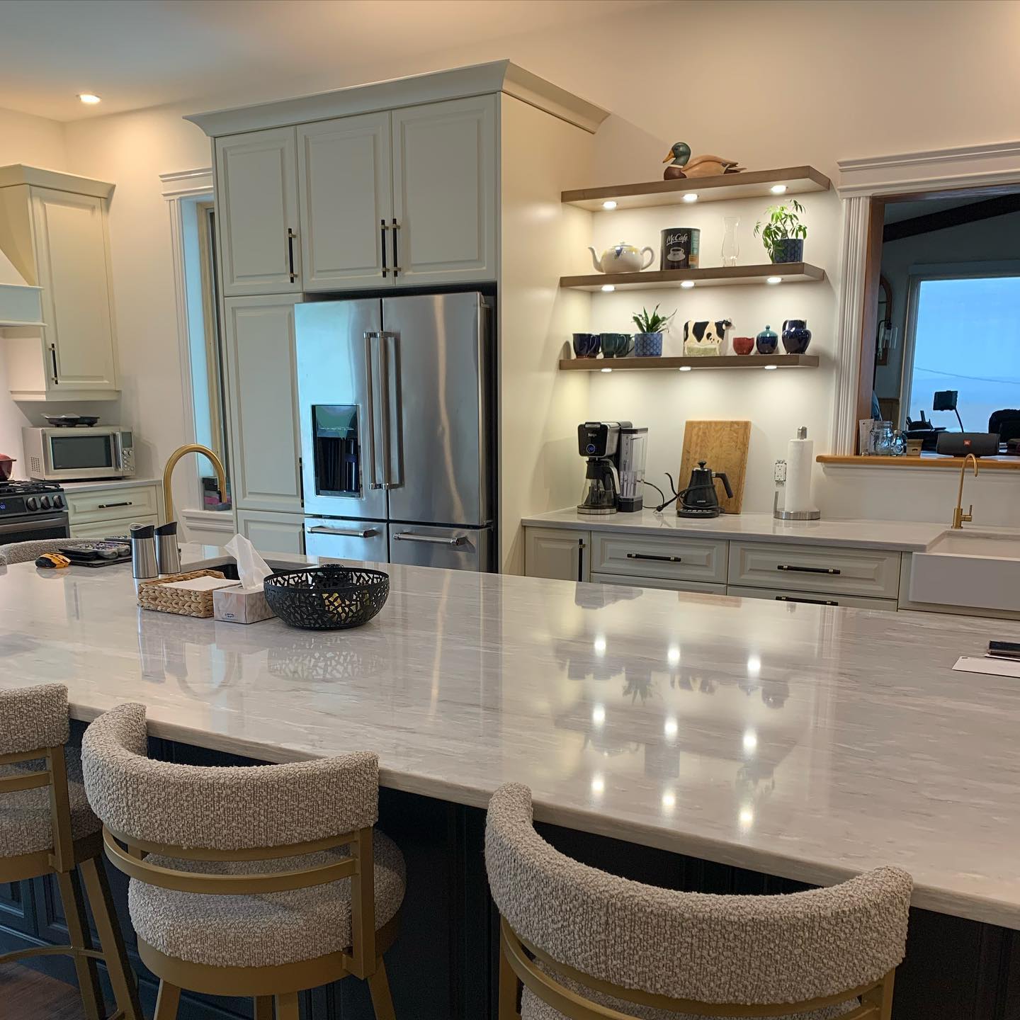 “Kitchen Goals: This Kitchen”
Cabinet Profile: Raised Panel
Cabinet Colour: Chalk Grey Lacquer
Floating Shelves: Antique Barrel Stain On Maple
Countertop: Hanstone – LeBlanc
#kitchendesign #kitcheninspo #hanstone #floatingshelves #kitchengoals #kitchensofinstagram #integratedlighting #hanstonequartz #hovr