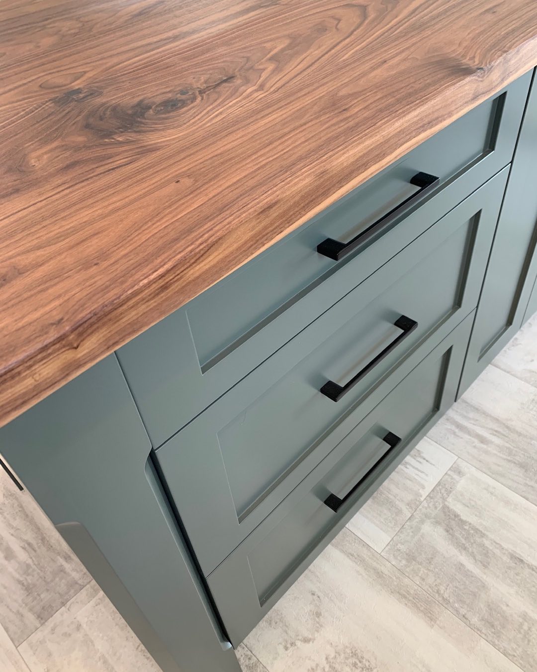 Countertop: Oiled Walnut
Colour: Sherwin Williams - Pewter Green
Cabinet Profile: Shaker
#kitchen #kitchenrenovation #sherwinwilliams #shakerstyle #kitcheninspo #postleg #customkitchen #greenkitchencabinets #colour #farmhouse