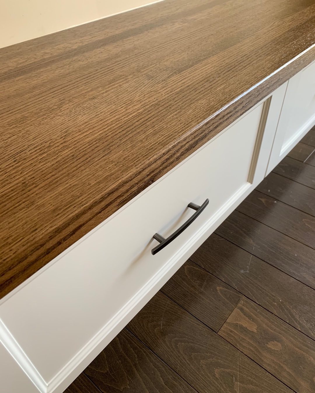 Bench Seat: Oak
Cabinet Profile: Georgian
Cabinet Colour: Cloud White
#benchseat #storage #custombuilt #organized #kitchendesign