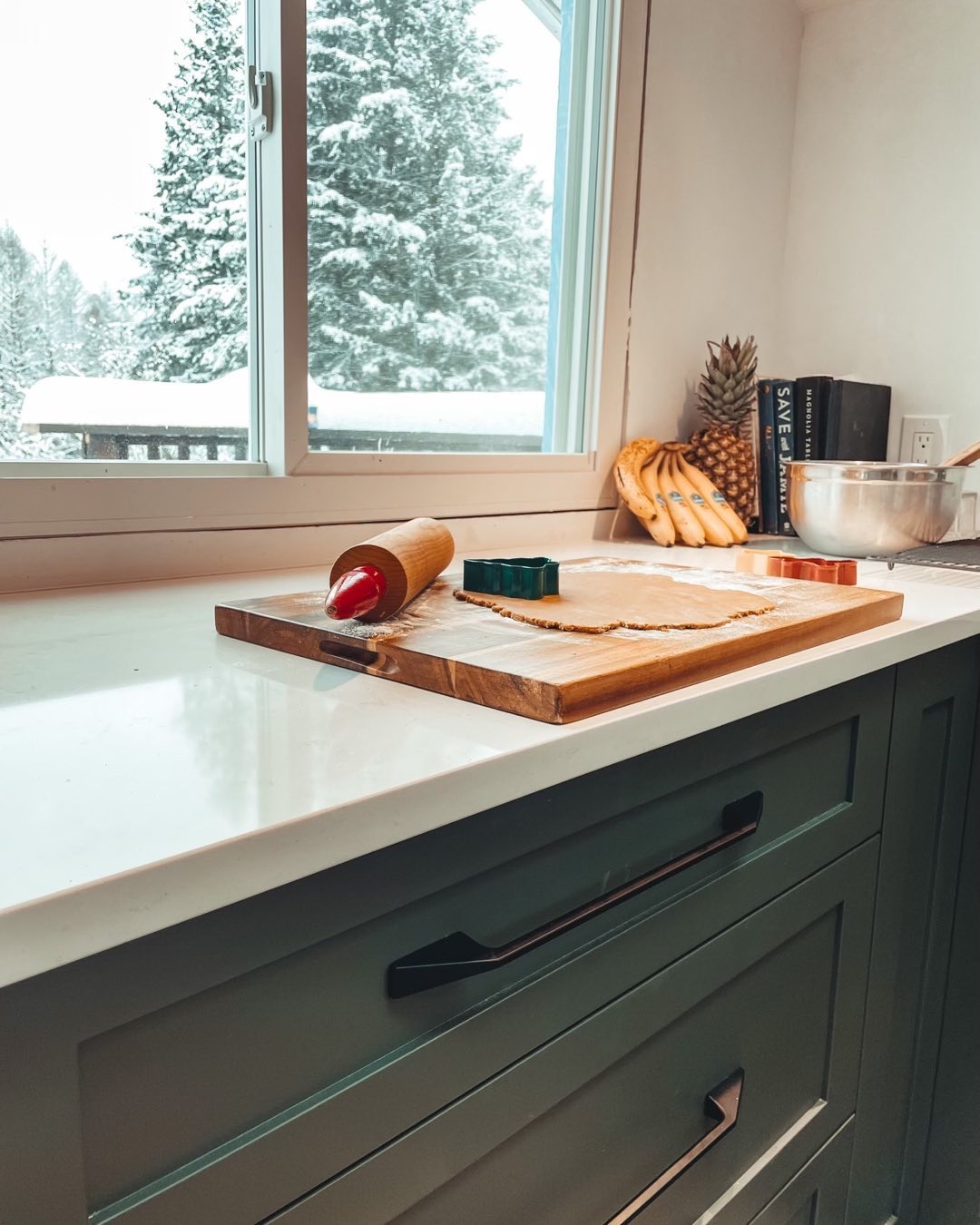 Making Memories In The Kitchen
#memories #kitchendesign #greenkitchen #hanstone #whistler #gingerbread #shakerdoor