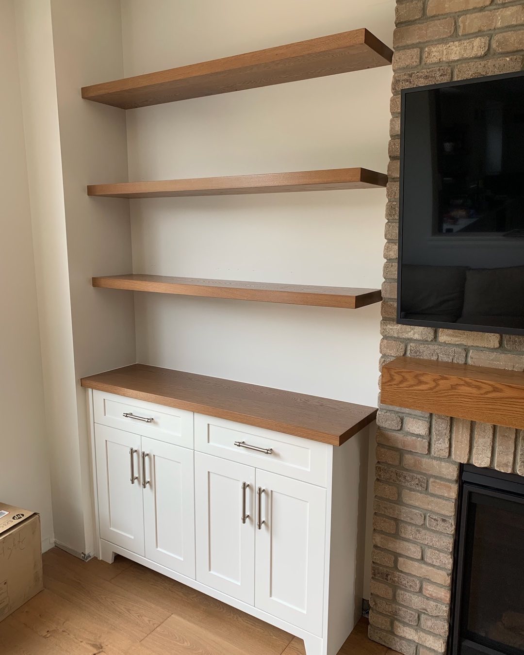 Shelf Space To Fill
Cabinet Profile: Shaker
Cabinet Colour: Cloud White
Countertop & Floating Shelves: Custom Stain On White Oak - HOVR Brackets
#mediacabinet #whiteoak #floatingshelf #storage #display #builtin @hovrsolutions