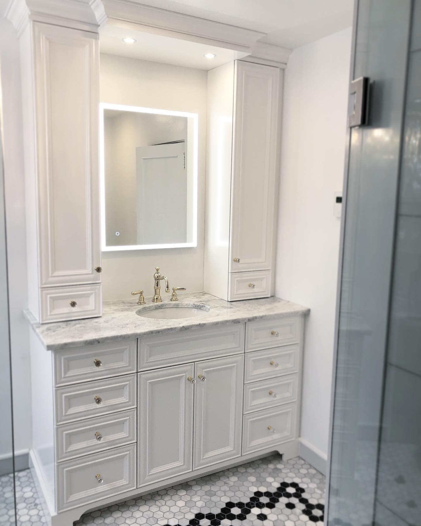Simply Elegant
.
.
.
#bathroom #masterbathroom #masterbathroomdesign #masterbath #bathroomgoals #bathroomdecor #bathroomdesign #naturalstone #bathroomsofinstagram #centuryhome