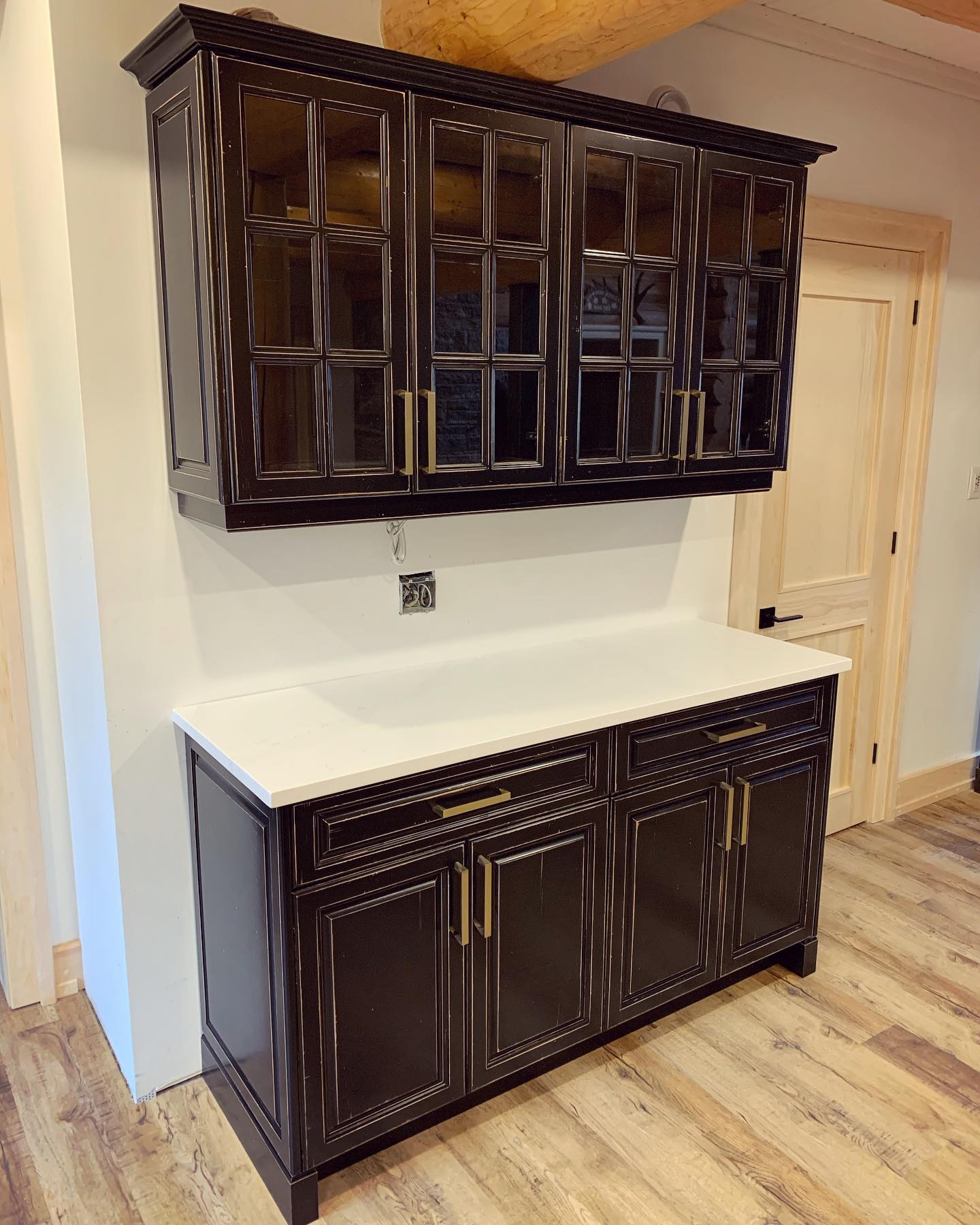 It’s The Fine Details That Turn Cabinets Into Statement Pieces.
.
.
.
#blackcabinets #goldhandles #mullions #distressedfurniture #logcabin #statementpiece #cottage #loghome #