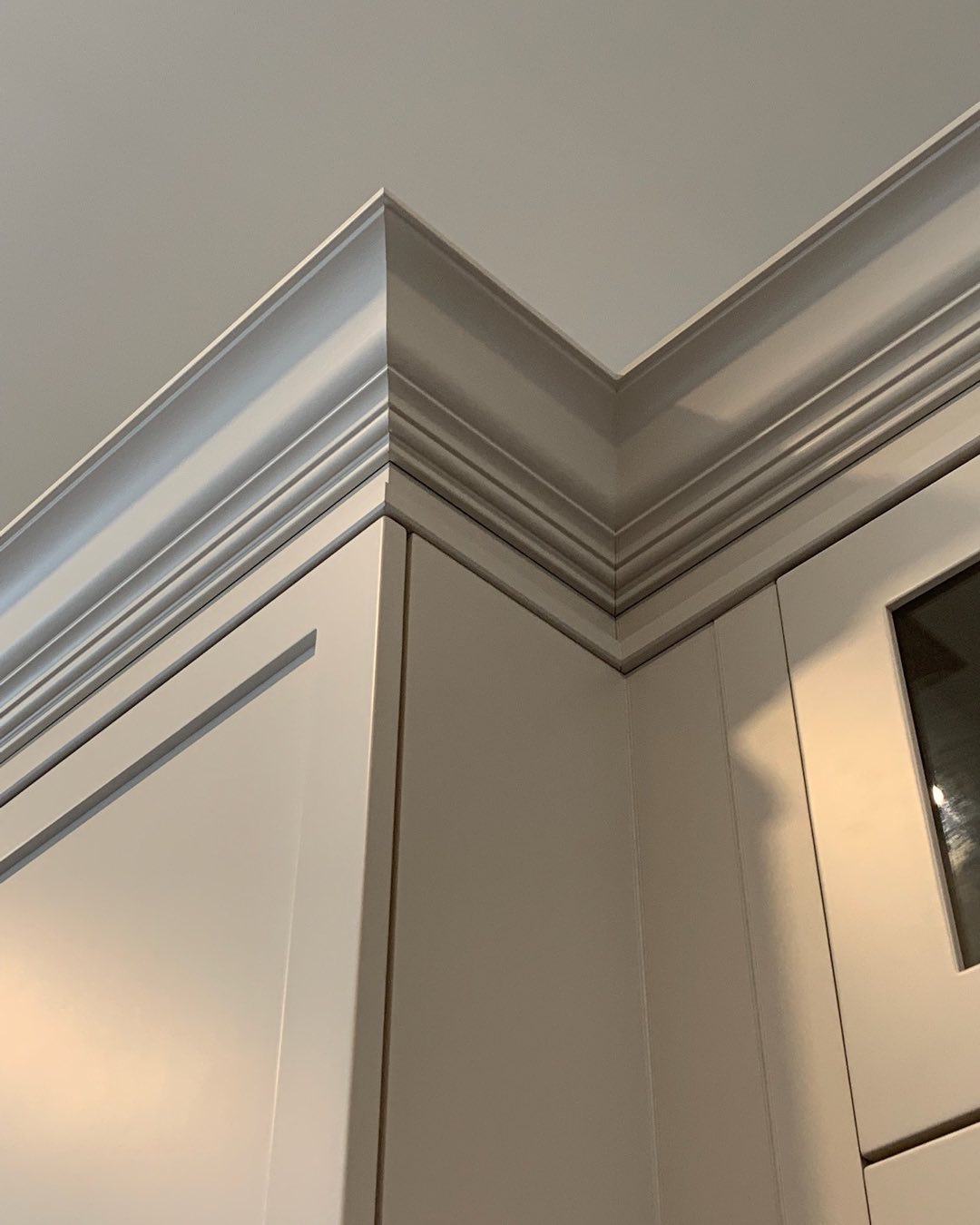 This. Is. Craftsmanship.
#crownmoulding #carpenter #kitchen #customkitchen #kitchendesign #trim