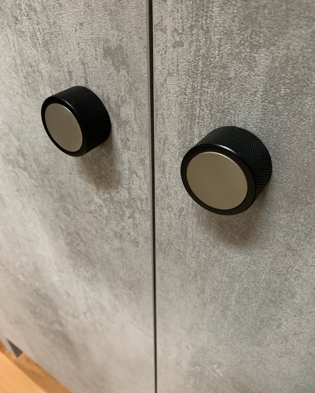 Cabinet Profile: Slab
Cabinet Construction: CLEAF
Cabinet Colour: Cemento #FB11
Knob: Richelieu
#mediaunit #storage #music #studio #customcabinet #organized #loftliving
#cleaf
