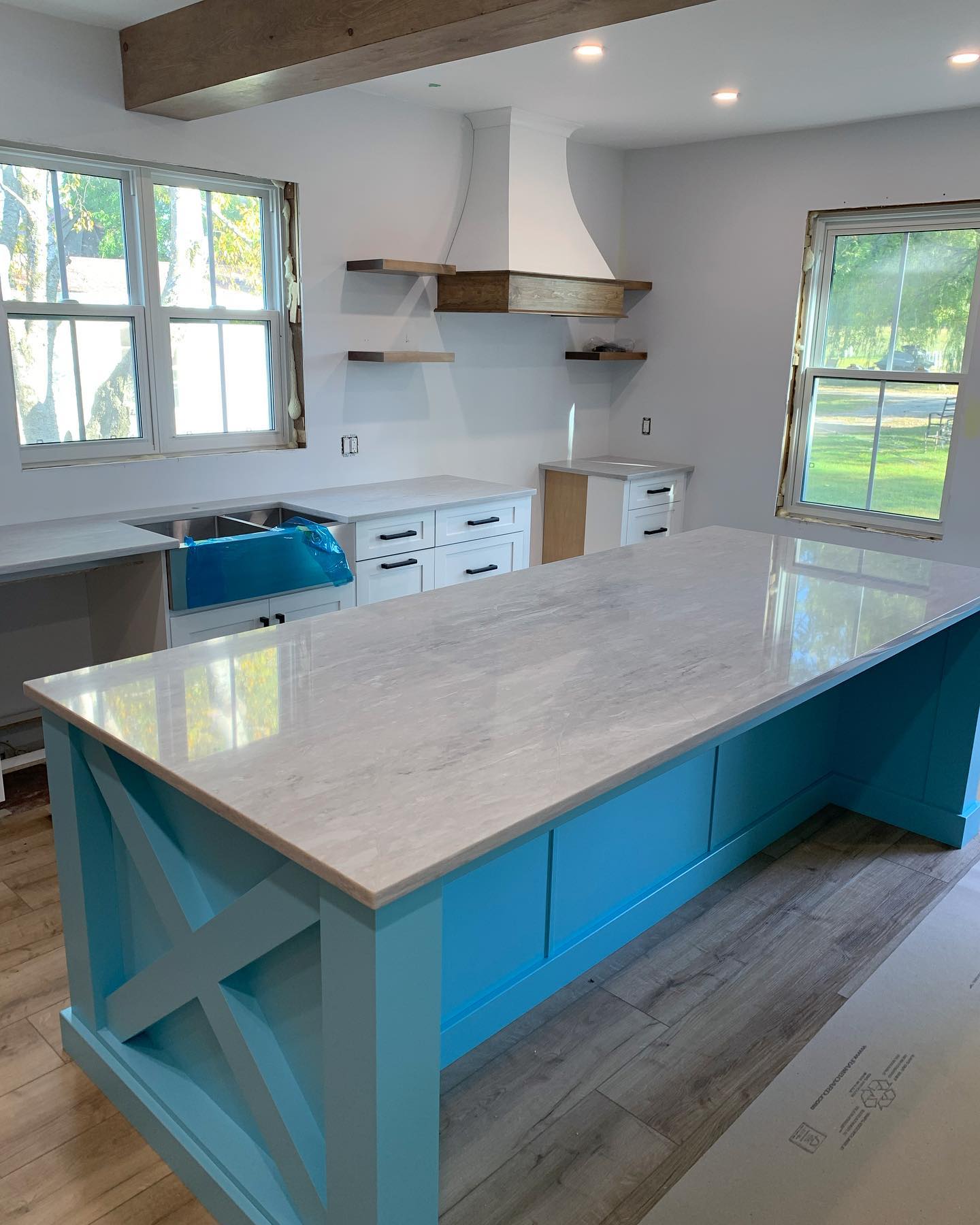 Door Style: Shaker
Colour: Satin White & Fairy Tale Blue BM2055
Rangehood: Satin White & Pine
Counters: Hanstone - Le Blanc
#kitchendesign #interiordesign #kitchen #homedecor #kitchendecor #design #interior #homedesign #kitchenremodel #kitcheninspiration #kitcheninspo #kitchenrenovation #renovation #interiors #kitchenisland #kitchencabinets #decor #kitchengoals #kitchenideas #kitchensofinstagram #homesweethome #interiordecor #kitchens
