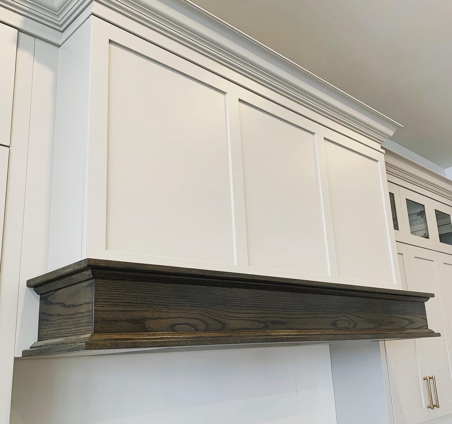 Another Entry In Green Apple Cabinets Range Hood Creations - This Massive 6’ Hood Required Scissor Jacks To Install Safely!
#custommade #sixfeet #massive #eyebrow #rangehood #worksmarter #pumpjack #creative #lift #rangehood #custom #kitchendesign
@farsighthomes