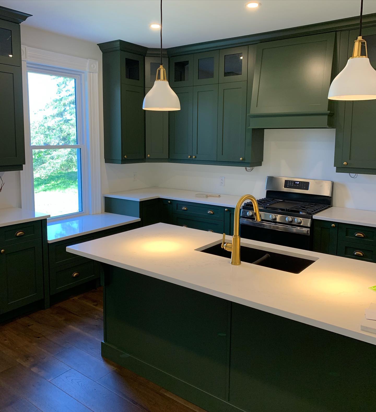 Door Style: Shaker
Colour: BM Chimichurri CSP 510
Counter: Hanstone - Montauk