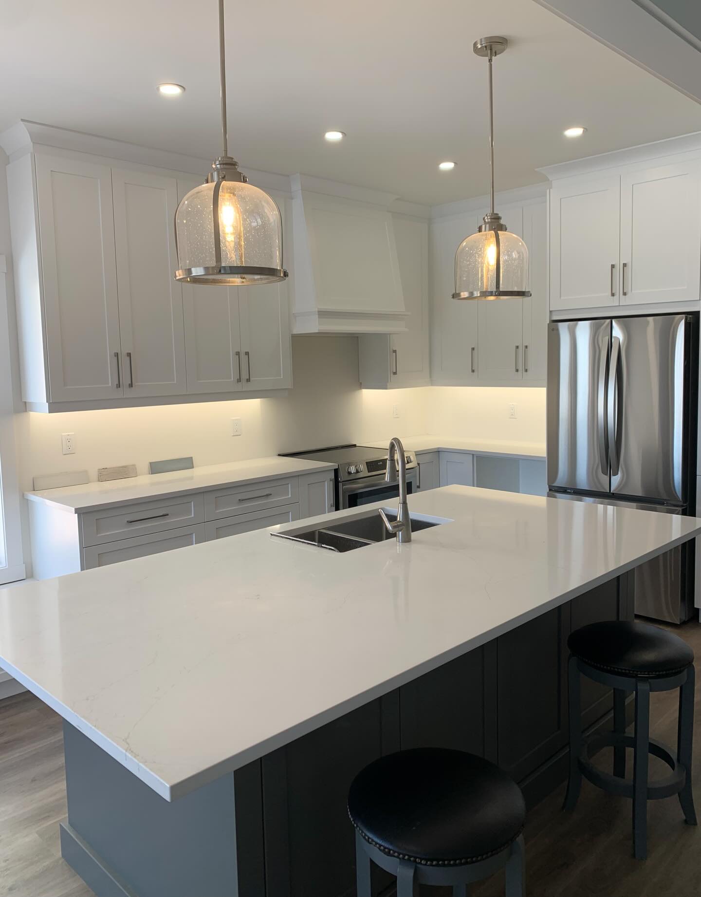 Classy Kitchen Upgrade
Door Style: Shaker
Cabinet Colour: Satin White & Kendal Charcoal
Counters: Hanstone - Antello Quartz