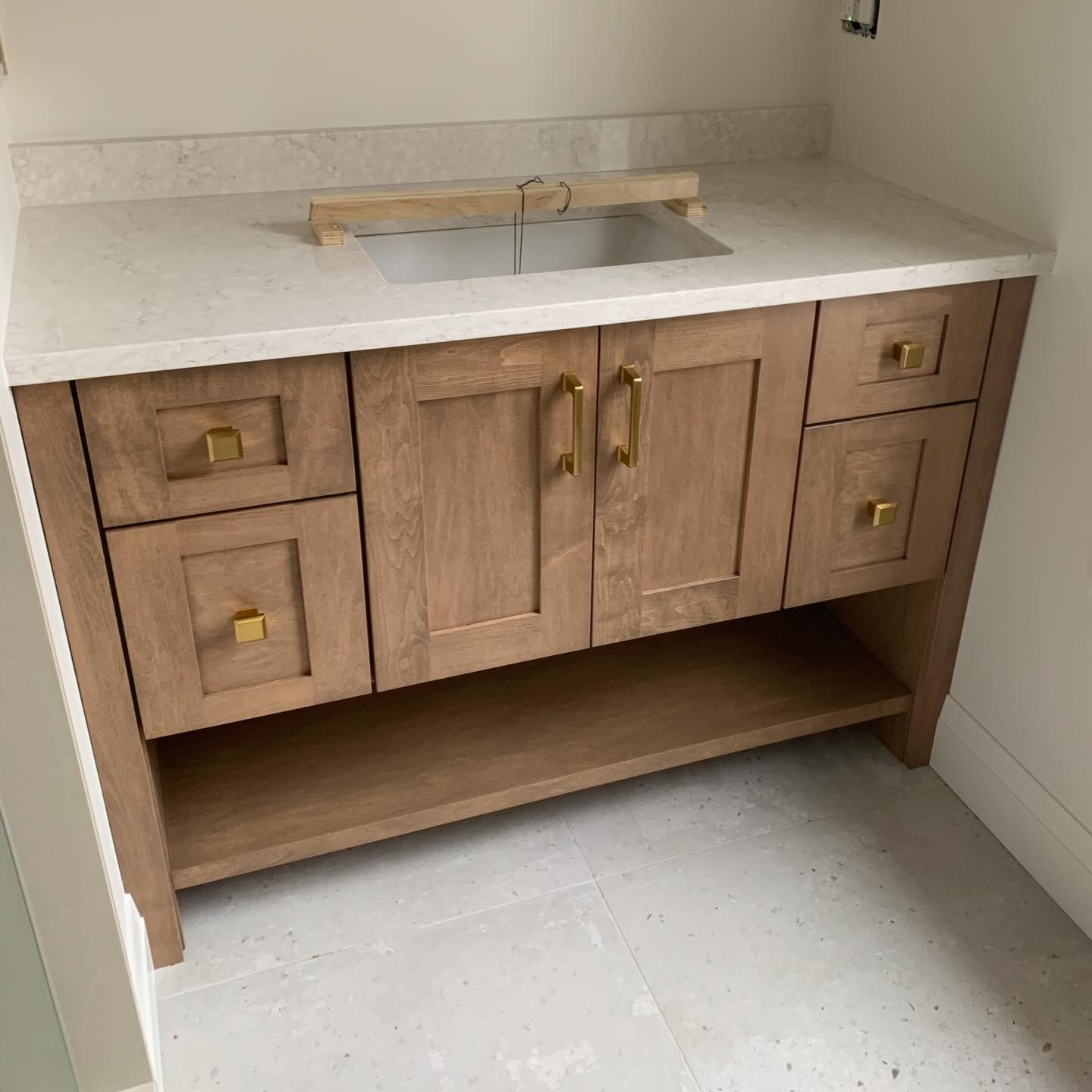Cottage Charm - Custom Vanity
Door Style: Shaker
Cabinet Colour: Jasper Stain on Maple
Counters: Viatera - Anthem
#cottagestyle #farmhousedesign #customcabinetry