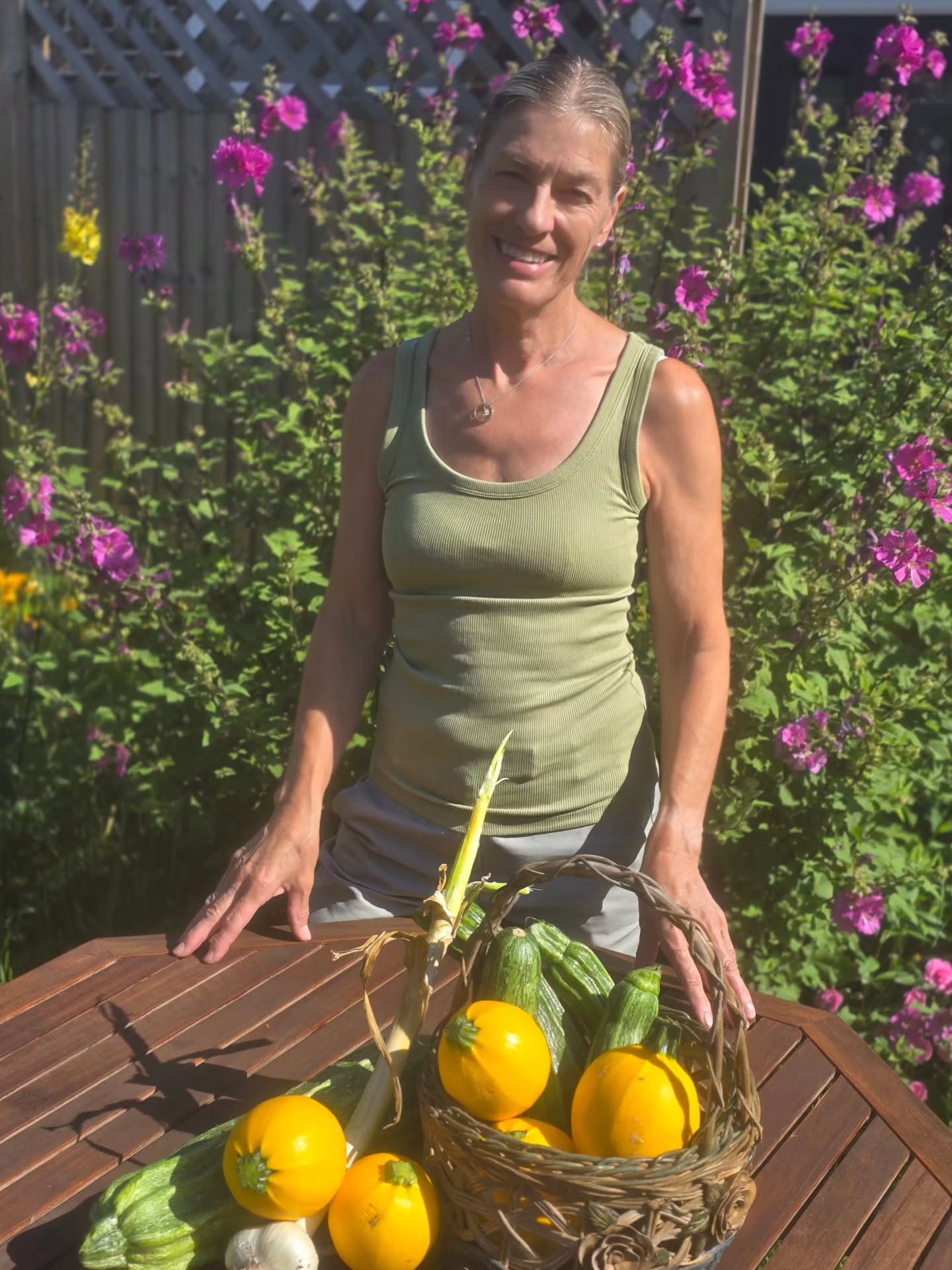 Happy summer solstice.
This morning’s kitchen garden haul: elephant garlic, Romanesco courgettes and round Luneor courgettes.
Not a bad start to the day. ☀︎⋆.ೃ࿔*:・
#summersolstice☀️ 🌞