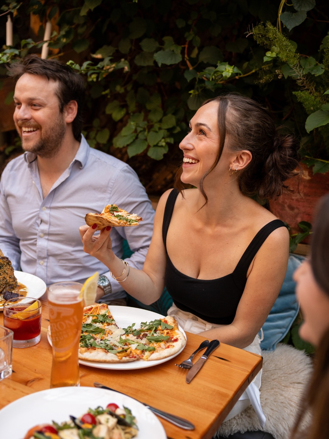 An evening at Il Terrazzo is meant to be shared. A table filled with good food, glasses raised in good company, and the kind of conversation that makes you forget to check the time. From the first pour to the last bite, these are the evenings we love to welcome you into.